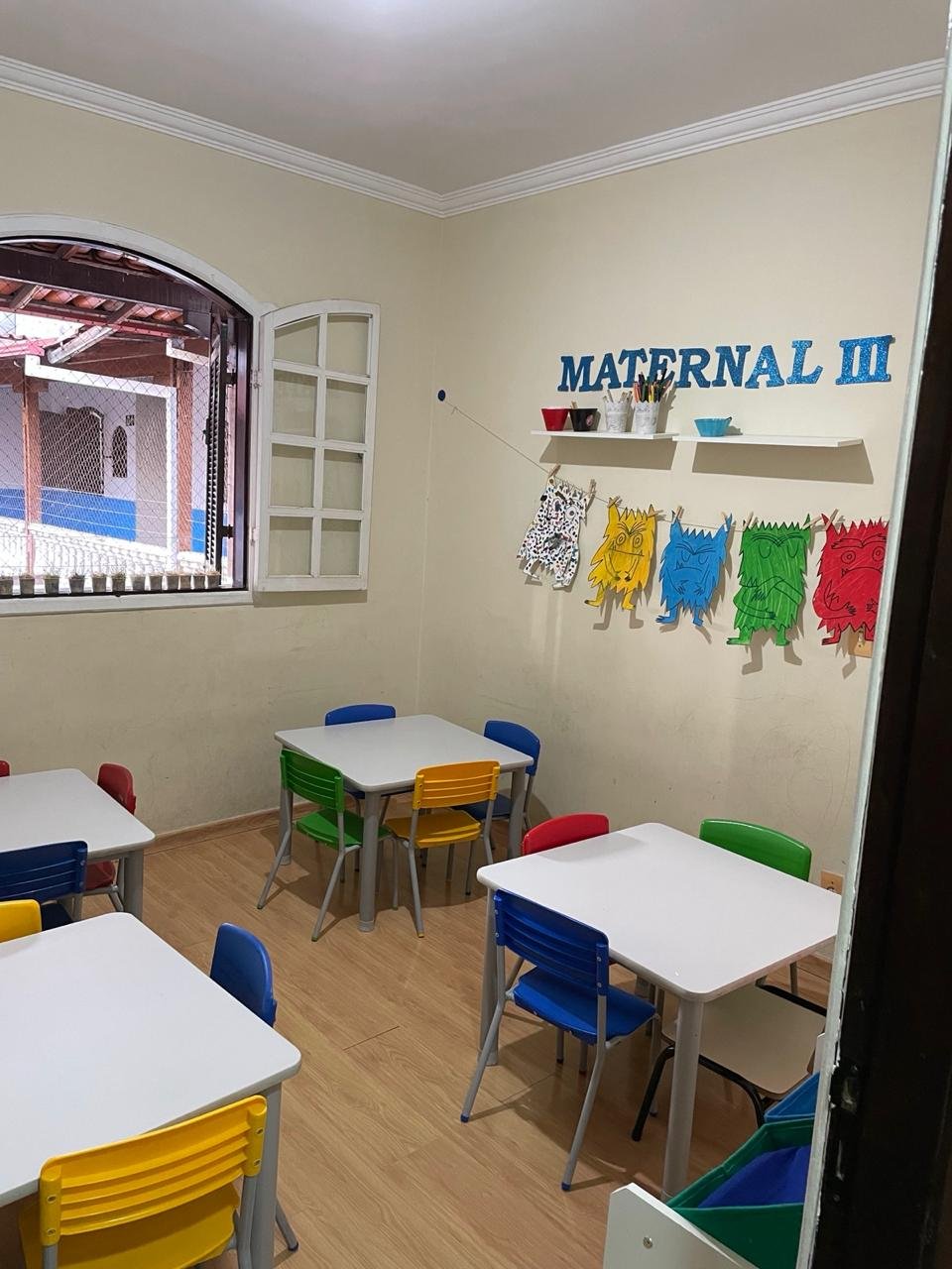 Sala de aula colorida e organizada