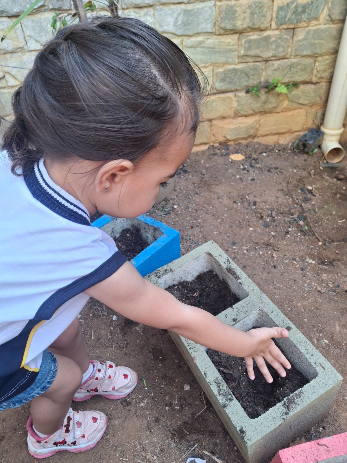 Criança em atividade de jardinagem