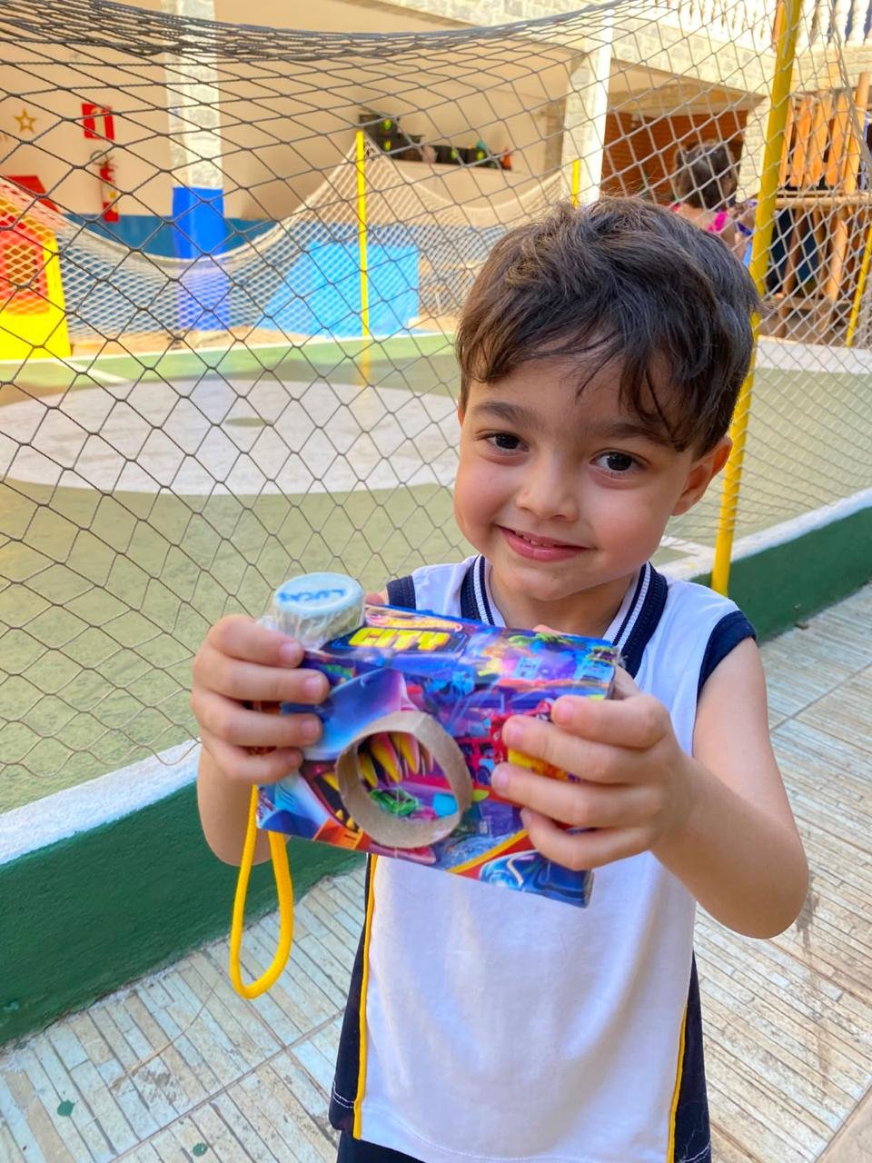 Criança com projeto criativo artesanal