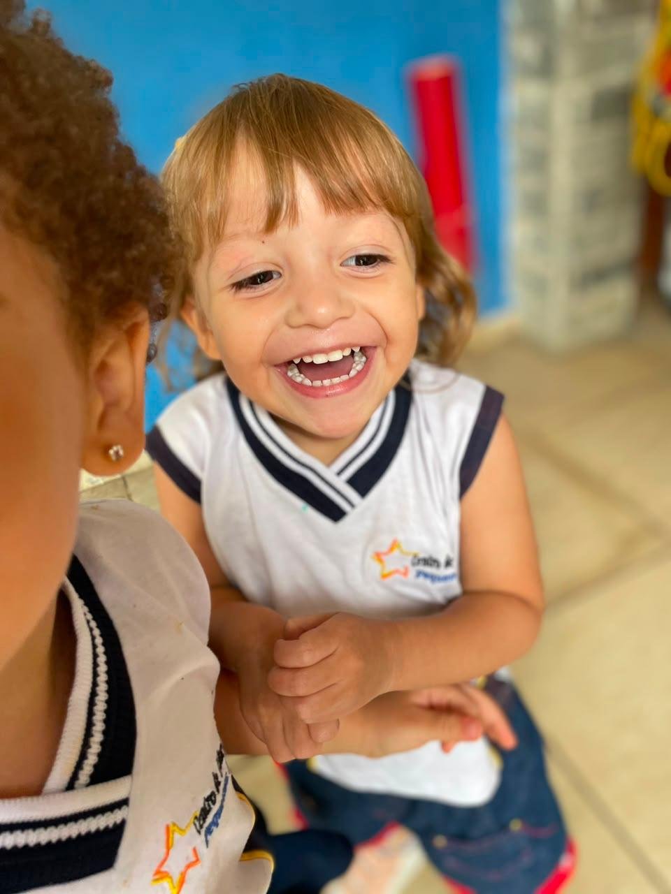 Criança sorrindo na escola